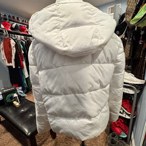 Like new Women's White Puffer Jacket - Picture 4 of 4